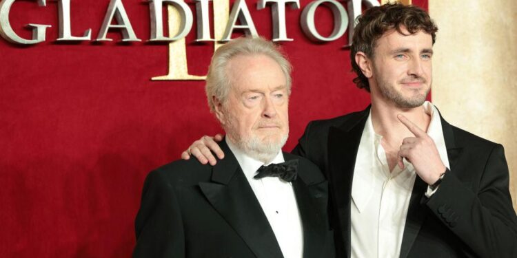 Ridley Scott y Paul Mescal asisten "Gladiador II" The Royal Film Performance and Global Premiere en Leicester Square en Londres, el 13 de noviembre de 2024. (Shane Anthony Sinclair/Getty Images)