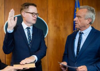 El director de los CDC interino pide a los fabricantes que rompan la vacuna MMR en tiros separados