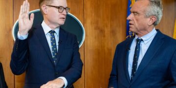 El director de los CDC interino pide a los fabricantes que rompan la vacuna MMR en tiros separados