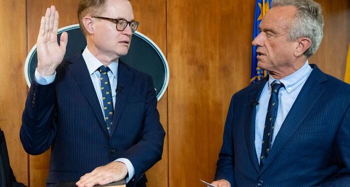 El director de los CDC interino pide a los fabricantes que rompan la vacuna MMR en tiros separados