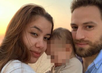 Caroline Crouch y su asesino Babis Anagnostopoulos con su hija, Lydia