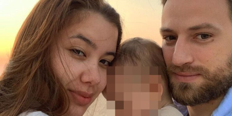 Caroline Crouch y su asesino Babis Anagnostopoulos con su hija, Lydia