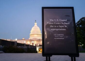 El funcionario de la Casa Blanca dice que los despidos comenzarán pronto si las conversaciones de cierre no van a ninguna parte