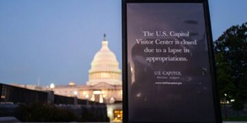 El funcionario de la Casa Blanca dice que los despidos comenzarán pronto si las conversaciones de cierre no van a ninguna parte