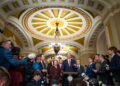 El líder de la mayoría del Senado, John Thune (Rs.D.), unido por otros republicanos del Senado, habla con los periodistas ya que el gobierno está al borde del cierre en medio de un enfrentamiento partidista, en Capitol Hill en Washington el 30 de septiembre de 2025. (Madalina Kilroy/The Epoch Times)