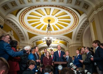 El líder de la mayoría del Senado, John Thune (Rs.D.), unido por otros republicanos del Senado, habla con los periodistas ya que el gobierno está al borde del cierre en medio de un enfrentamiento partidista, en Capitol Hill en Washington el 30 de septiembre de 2025. (Madalina Kilroy/The Epoch Times)