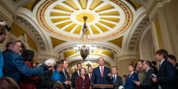 El líder de la mayoría del Senado, John Thune (Rs.D.), unido por otros republicanos del Senado, habla con los periodistas ya que el gobierno está al borde del cierre en medio de un enfrentamiento partidista, en Capitol Hill en Washington el 30 de septiembre de 2025. (Madalina Kilroy/The Epoch Times)