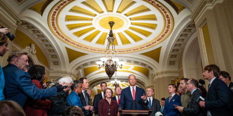El líder de la mayoría del Senado, John Thune (Rs.D.), unido por otros republicanos del Senado, habla con los periodistas ya que el gobierno está al borde del cierre en medio de un enfrentamiento partidista, en Capitol Hill en Washington el 30 de septiembre de 2025. (Madalina Kilroy/The Epoch Times)