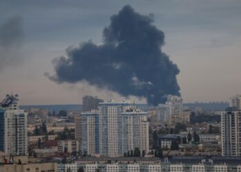 El humo se eleva sobre la ciudad de Kyiv después de los huelgas de aviones no tripulados rusos y de misiles.