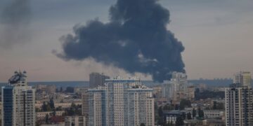 El humo se eleva sobre la ciudad de Kyiv después de los huelgas de aviones no tripulados rusos y de misiles.