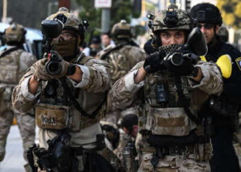 Los agentes de aduanas y protección fronteriza de los Estados Unidos se mantienen "menos letal" Armas frente al edificio federal durante las manifestaciones en curso en respuesta a las operaciones federales de inmigración en el centro de Los Ángeles el 12 de junio de 2025.