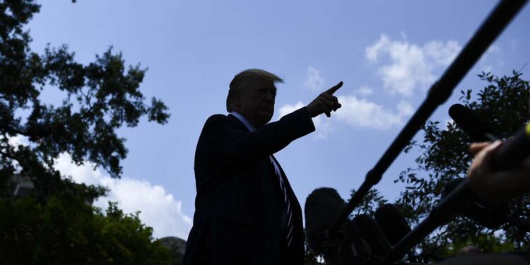 El índice de aprobación de Trump cae al punto más bajo de su segundo mandato, según muestra una nueva encuesta