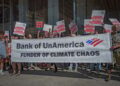 Activistas climáticos se manifiestan frente a la Torre del Bank of America en Midtown Manhattan como parte de la ola de acciones Marcha para Acabar con los Combustibles Fósiles el 19 de septiembre de 2023.