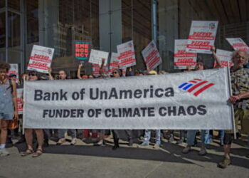 Activistas climáticos se manifiestan frente a la Torre del Bank of America en Midtown Manhattan como parte de la ola de acciones Marcha para Acabar con los Combustibles Fósiles el 19 de septiembre de 2023.