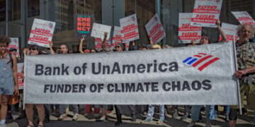 Activistas climáticos se manifiestan frente a la Torre del Bank of America en Midtown Manhattan como parte de la ola de acciones Marcha para Acabar con los Combustibles Fósiles el 19 de septiembre de 2023.
