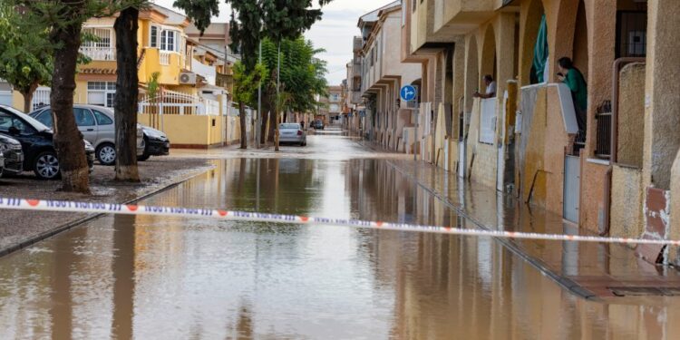 Una calle inundada en Los Alcázares, Murcia, España.