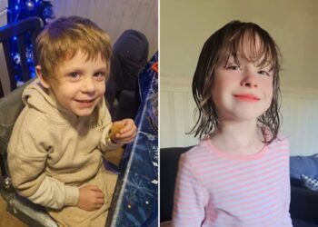 Un collage de imágenes que contiene 2 imágenes. La imagen 1 muestra a Jack sonriendo mientras sostiene comida en una mesa con un mantel de copo de nieve. La imagen 2 muestra a un niño sonriente con cabello oscuro y mojado y flequillo, vestido con una camisa de manga larga a rayas rosas y blancas.