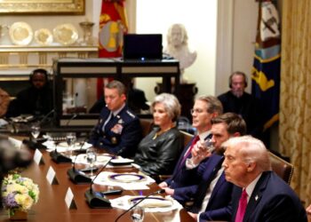 El presidente Donald Trump se reúne con el presidente ucraniano Volodymyr Zelenskyy en la Sala del Gabinete de la Casa Blanca en Washington, el 17 de octubre de 2025. (Tom Brenner/AFP vía Getty Images)