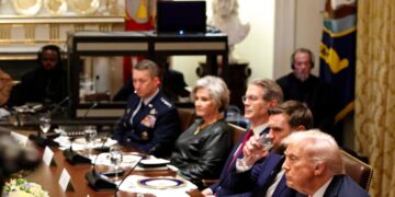 El presidente Donald Trump se reúne con el presidente ucraniano Volodymyr Zelenskyy en la Sala del Gabinete de la Casa Blanca en Washington, el 17 de octubre de 2025. (Tom Brenner/AFP vía Getty Images)
