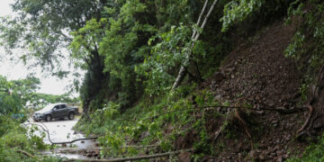 El número de muertos por el huracán Melissa aumenta a 44, la tormenta avanza hacia el norte