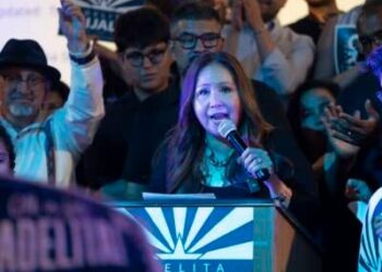 El orador Mike Johnson se niega a jurar en Adelita Grijalva antes del cierre