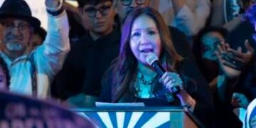 El orador Mike Johnson se niega a jurar en Adelita Grijalva antes del cierre