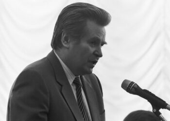 Foto en blanco y negro del director de la editorial Pravda Vyacheslav Leontyev hablando en un micrófono.