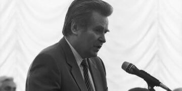 Foto en blanco y negro del director de la editorial Pravda Vyacheslav Leontyev hablando en un micrófono.