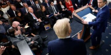 El secretario de Defensa, Pete Hegseth, se une al presidente Donald Trump para una conferencia de prensa sobre la colisión de un vuelo de American Airlines con un helicóptero militar cerca del aeropuerto nacional de Ronald Reagan en la sala de informes de Brady Press en la Casa Blanca el 30 de enero de 2025, en Washington, DC.