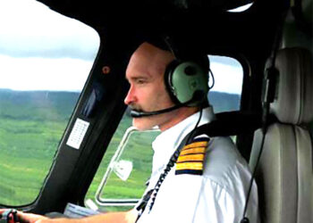 AW 139 Capitán Aaron Rainbow en una cabina de helicóptero.