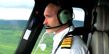 AW 139 Capitán Aaron Rainbow en una cabina de helicóptero.