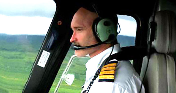 AW 139 Capitán Aaron Rainbow en una cabina de helicóptero.