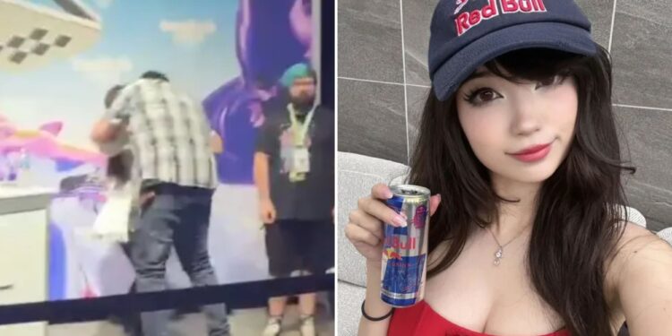 Un collage de imágenes que contiene 2 imágenes. La imagen 1 muestra personas reunidas dentro de un lugar con poca luz mirando una pantalla blanca con gráficos rosados sobre un fondo azul. La imagen 2 muestra NINTCHDBPICT001031978157