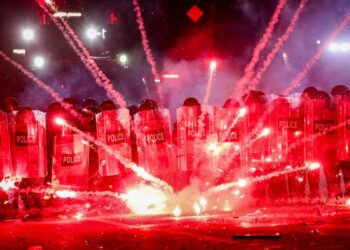Los fuegos artificiales disparados por los manifestantes explotan a lo largo de las líneas policiales durante una manifestación en Tbilisi, Georgia, el 1 de diciembre de 2024. (Giorgi Arjevanidze/AFP vía Getty Images)