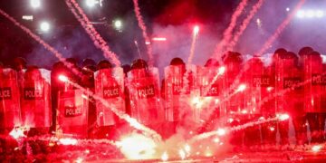 Los fuegos artificiales disparados por los manifestantes explotan a lo largo de las líneas policiales durante una manifestación en Tbilisi, Georgia, el 1 de diciembre de 2024. (Giorgi Arjevanidze/AFP vía Getty Images)