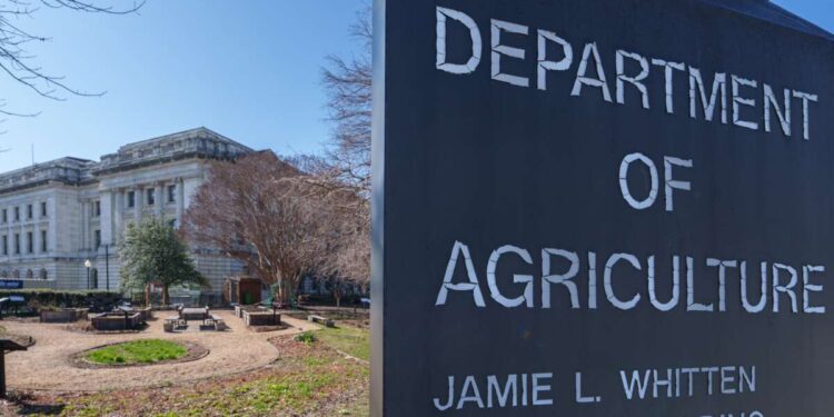 El sitio web del USDA utiliza mensajes transfóbicos para culpar a los demócratas por el cierre del gobierno