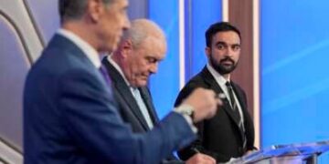 El exgobernador de Nueva York Andrew Cuomo (izq.), el candidato republicano Curtis Sliwa y el candidato demócrata Zohran Mamdani participan en un debate para alcaldes en el Rockefeller Center el 16 de octubre de 2025 en la ciudad de Nueva York.