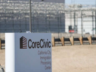 El Centro de Procesamiento de Inmigración de la Ciudad de California de CoreCivic, Inc. se encuentra en el desierto del condado de Kern esperando su reapertura como centro federal de detención de inmigrantes bajo contrato con el Servicio de Inmigración y Control de Aduanas (ICE) de EE. UU. en la ciudad de California, California, el 10 de julio de 2025.