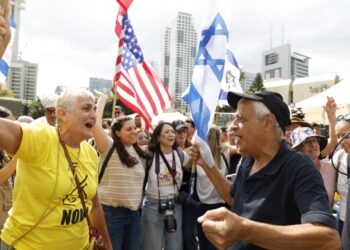 Multitudes se reúnen en Tel Aviv, celebrando la noticia de que los rehenes restantes están de regreso a casa.