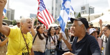 Multitudes se reúnen en Tel Aviv, celebrando la noticia de que los rehenes restantes están de regreso a casa.