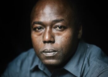 Herman Lindsey mira directamente al espectador.