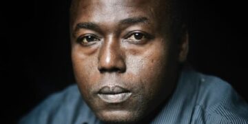 Herman Lindsey mira directamente al espectador.