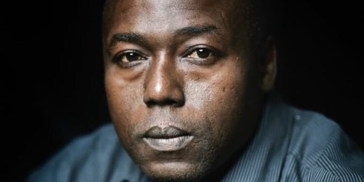 Herman Lindsey mira directamente al espectador.