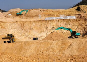 Los trabajadores utilizan maquinaria para excavar en una mina de tierras raras en el condado de Ganxian, provincia de Jiangxi, China, el 30 de diciembre de 2010. (Chinatopix vía AP)