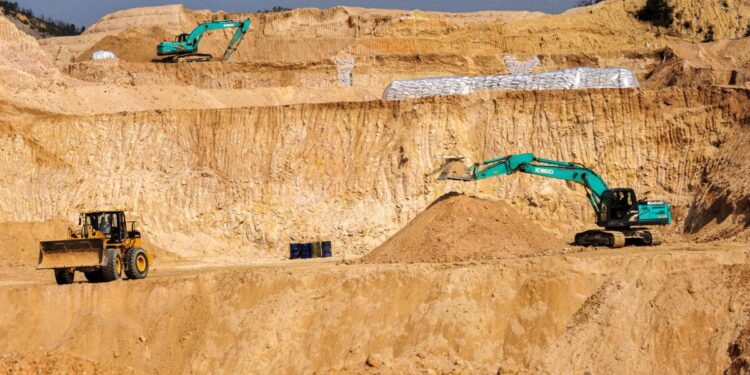 Los trabajadores utilizan maquinaria para excavar en una mina de tierras raras en el condado de Ganxian, provincia de Jiangxi, China, el 30 de diciembre de 2010. (Chinatopix vía AP)