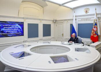 El presidente ruso Vladimir Putin inspecciona un ejercicio militar de las fuerzas nucleares del país en tierra, mar y aire para probar su preparación y estructura de mando, a través de un enlace de video desde Moscú, el 22 de octubre de 2025. (Cortesía del Kremlin)