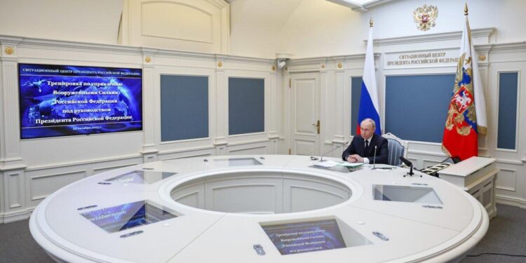 El presidente ruso Vladimir Putin inspecciona un ejercicio militar de las fuerzas nucleares del país en tierra, mar y aire para probar su preparación y estructura de mando, a través de un enlace de video desde Moscú, el 22 de octubre de 2025. (Cortesía del Kremlin)