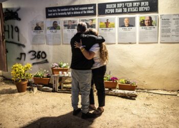 Dos personas se abrazan en una ceremonia conmemorativa para las víctimas de los ataques del 7 de octubre de 2023 en los terrenos del Festival Nova.