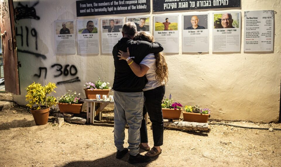 Dos personas se abrazan en una ceremonia conmemorativa para las víctimas de los ataques del 7 de octubre de 2023 en los terrenos del Festival Nova.