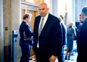 Fetterman insta a los demócratas a reabrir el gobierno y dice que el cierre envía un "mensaje equivocado"